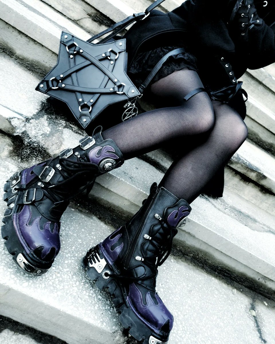 andriamoon1's tweet photo. I've always liked this style after the cover.... I don't think I could imagine myself dressed differently
I still remember how hard they discovered alternative clothing and footwear stores 
With their help I can be myself in the end
The boots are from @newrock
The bag @killstar https://t.co/EBQzAKeSTq