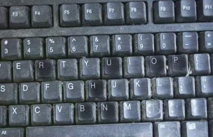 vey2t's tweet photo. Mdrrrr j’ai retrouvé mon ancien clavier guettez comment il est sale https://t.co/JUzjI1AGVY