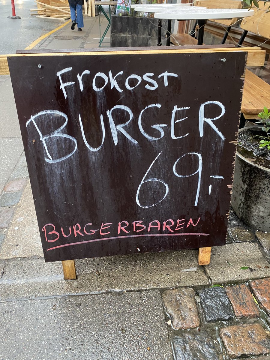 HenrikssonLu's tweet photo. Svensk-dansk språkförbistring i min smak: FÖR de fattiga…? Burgare till FRUKOST? Oavsett vilket så är det alltid skönt med en dag i Köpenhamn. https://t.co/21DnVeeIAw