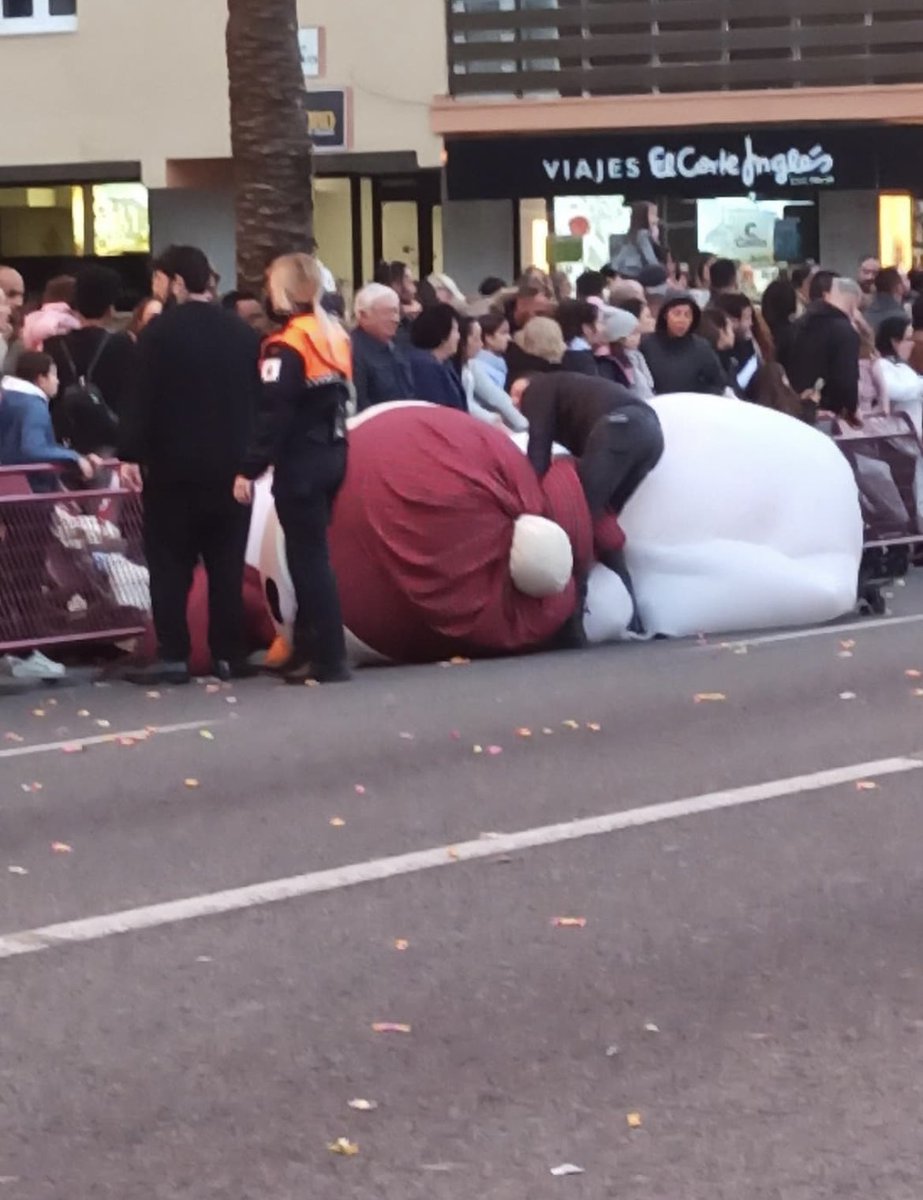 pivadecai's tweet image. Con el calor que está haciendo en Cádi, la nieve iba a durar dos telediarios…
#quemásquiereCádi #despuésdelosonihablar #osodecadiz #Cádiz #CabalgataDeReyes #ReyesMagos2023 #FelizNocheDeReyes #2023