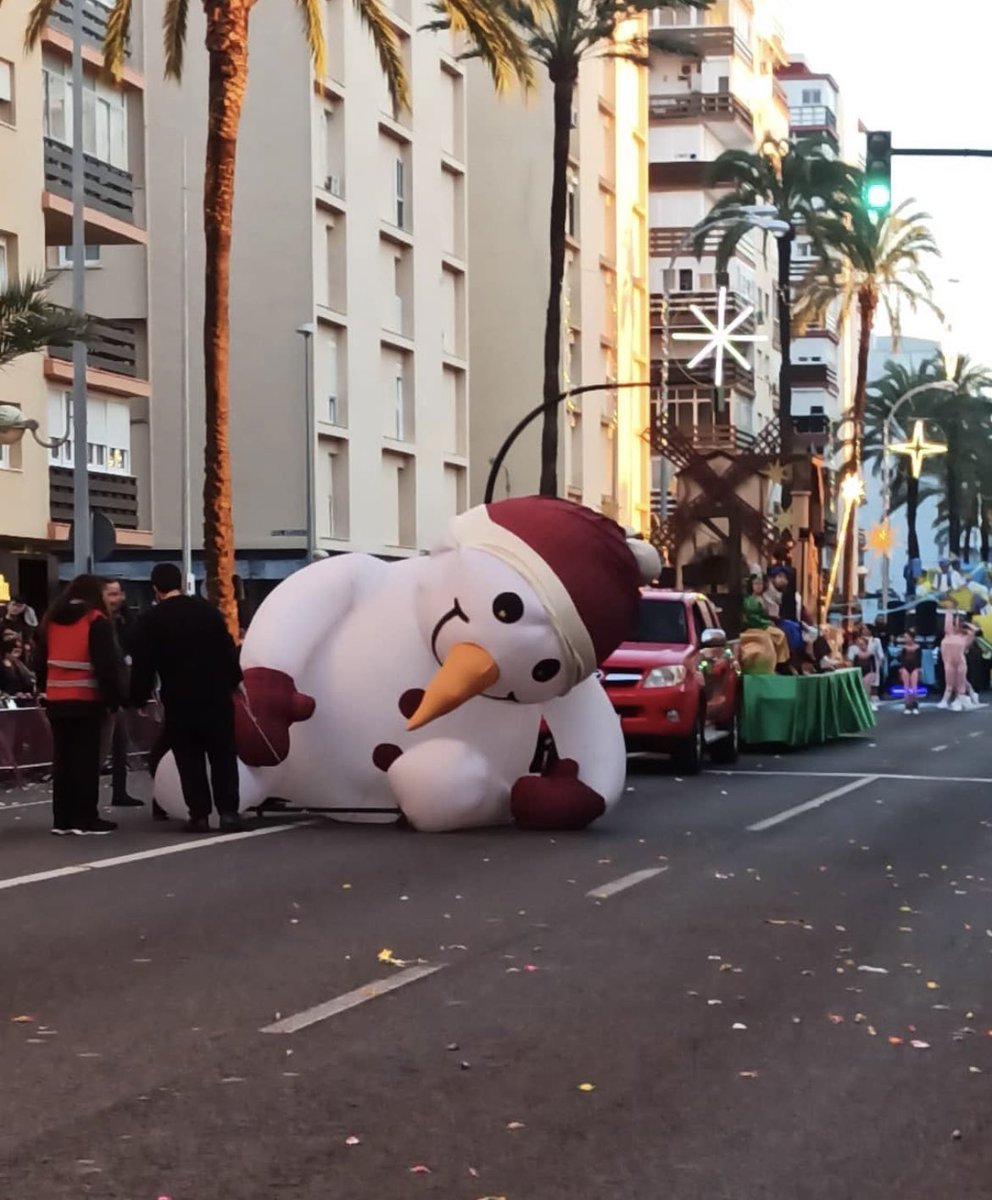 pivadecai's tweet image. Con el calor que está haciendo en Cádi, la nieve iba a durar dos telediarios…
#quemásquiereCádi #despuésdelosonihablar #osodecadiz #Cádiz #CabalgataDeReyes #ReyesMagos2023 #FelizNocheDeReyes #2023