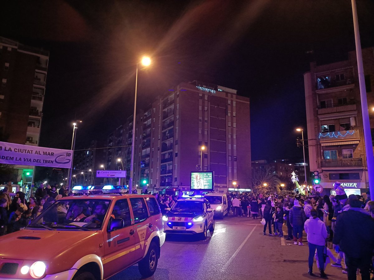 bdncom's tweet image. La #CavalcadaBDN segueix la previsió i està a punt de passar per sota la C-31 i d'enfilar per l'avinguda Alfons XIII, només uns minuts de l'hora programada (18:45). #Badalona