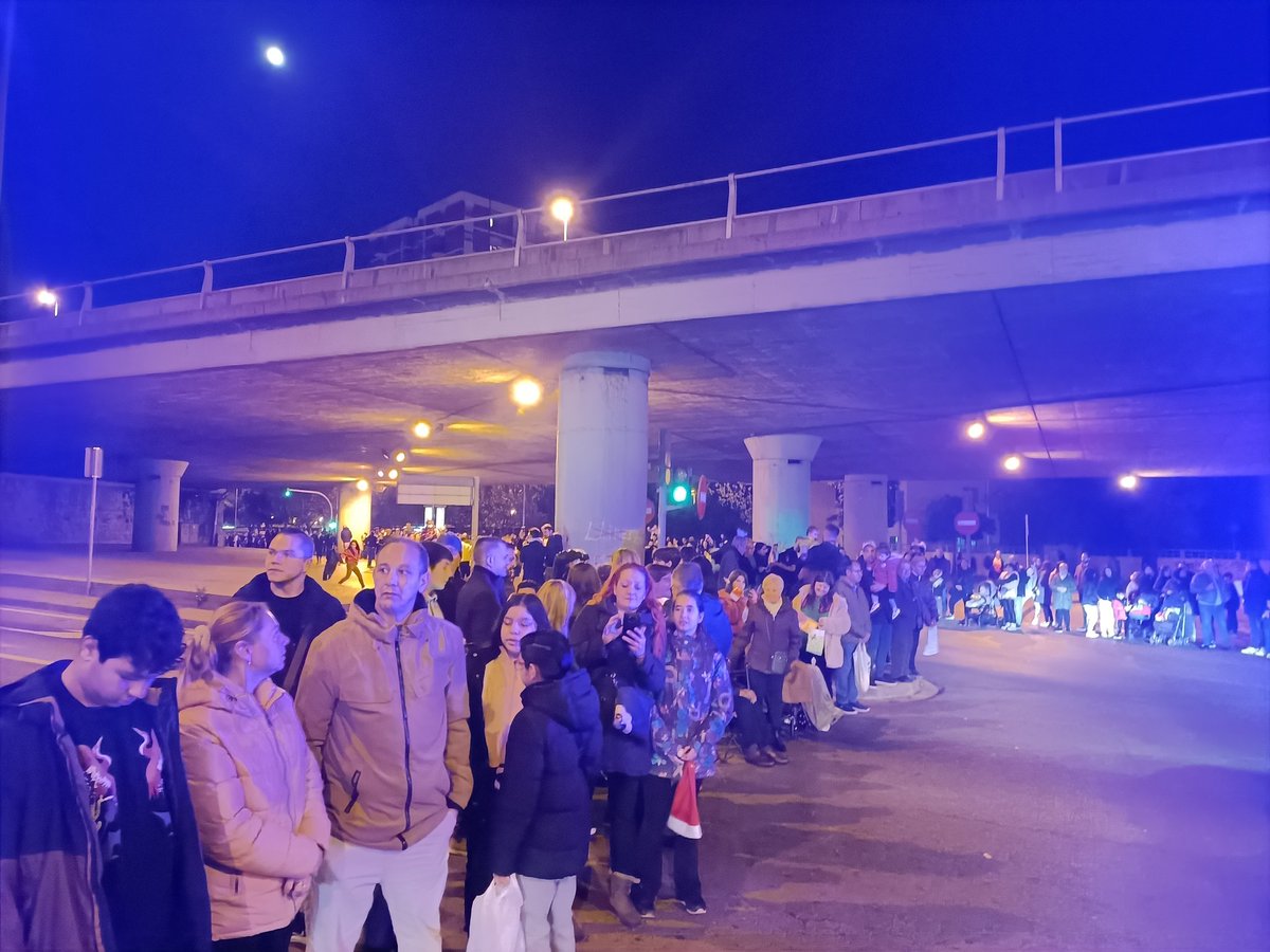 bdncom's tweet image. La #CavalcadaBDN segueix la previsió i està a punt de passar per sota la C-31 i d'enfilar per l'avinguda Alfons XIII, només uns minuts de l'hora programada (18:45). #Badalona