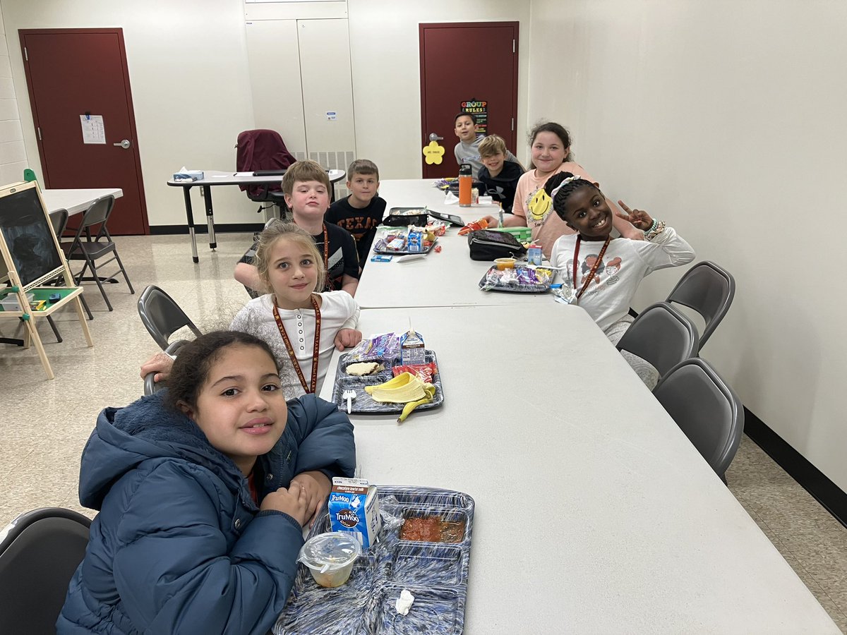 SRO_Christman's tweet photo. Had the privilege of eating lunch with these amazing Steckel students!!  Thank you to SRO Carter for joining us.  We always say being a SRO is very rewarding!! https://t.co/zdG3s0pOPR