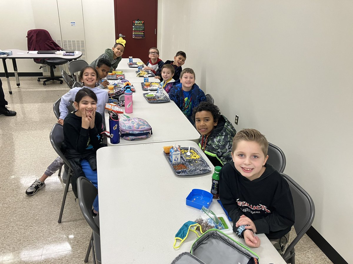 SRO_Christman's tweet photo. Had the privilege of eating lunch with these amazing Steckel students!!  Thank you to SRO Carter for joining us.  We always say being a SRO is very rewarding!! https://t.co/zdG3s0pOPR