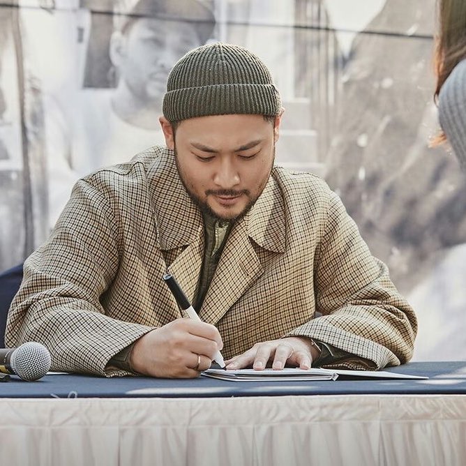 npomvtt's tweet image. HBD!🥳 Mithra Jin do Epik High completa hoje 40 anos. Muito talento e amor ao que faz, continue a trilhar seu caminho feliz e brilhante. Que seu dia seja repleto de amor.❤️

#HappyBirthdayMithra #HBDMithra #HappyMithraDay