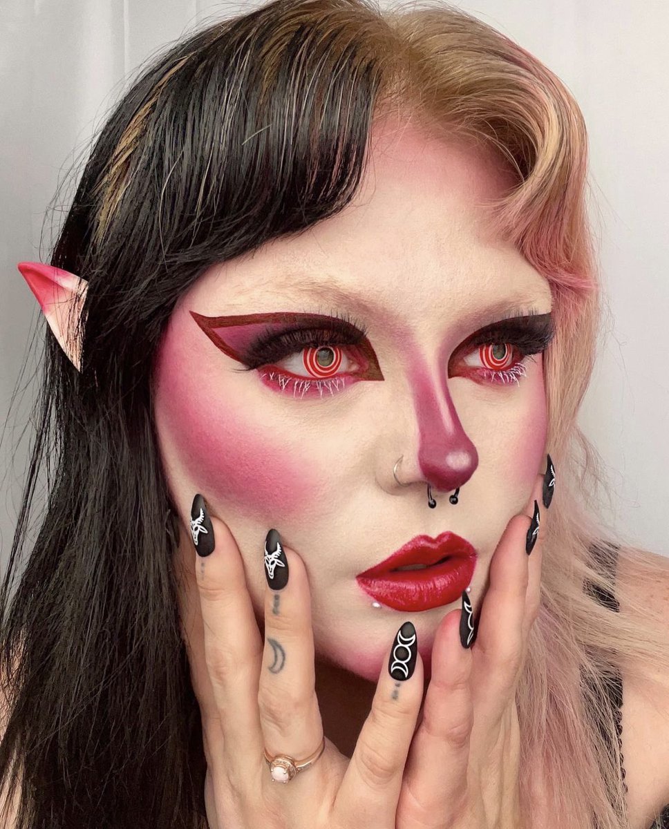 RaveNailz's tweet photo. 2022 might be over but we r NOT over these looks😍
@GoddessOfBees13 wearing the bad witch nailz🖤 https://t.co/YOnU85GPmV