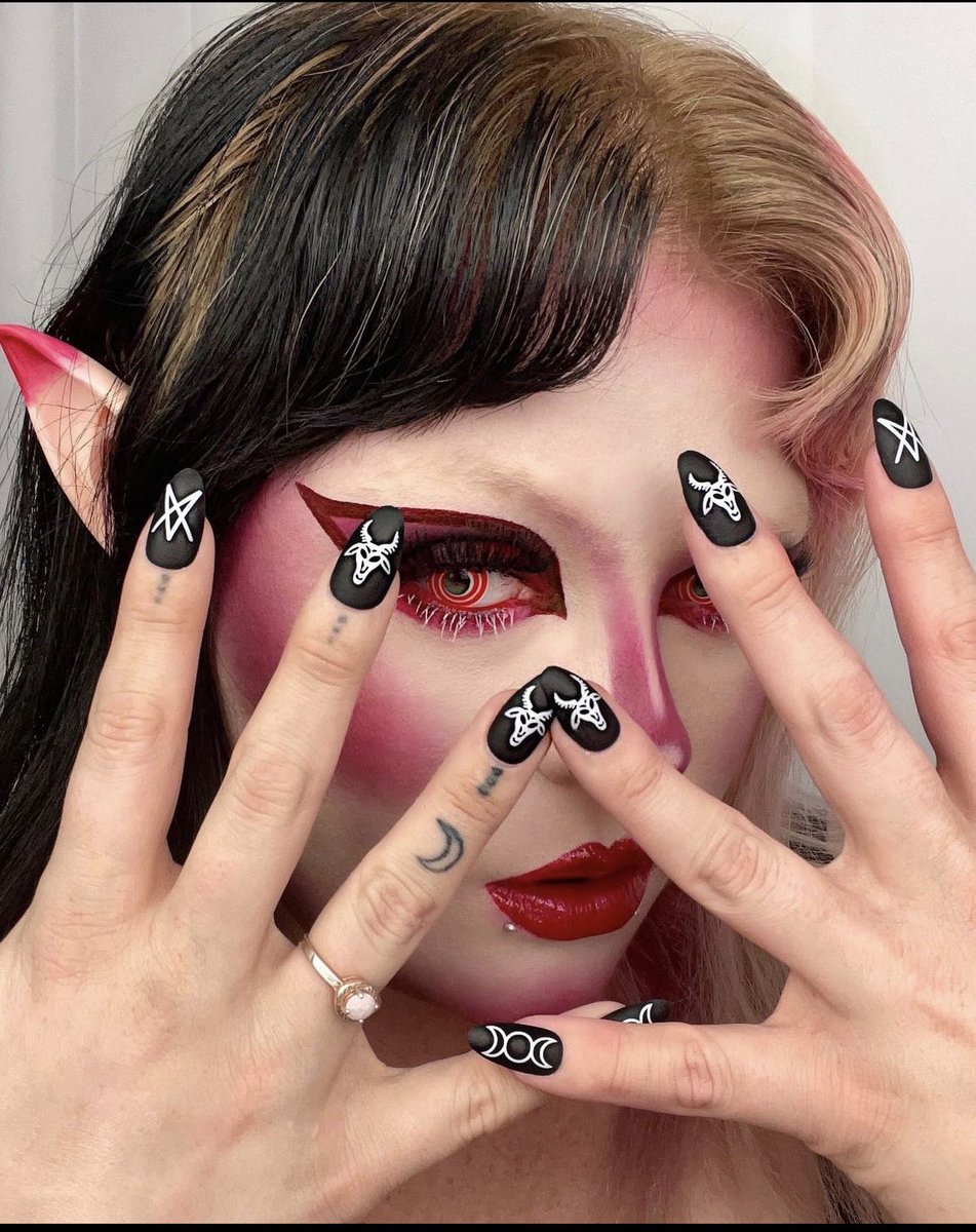 RaveNailz's tweet photo. 2022 might be over but we r NOT over these looks😍
@GoddessOfBees13 wearing the bad witch nailz🖤 https://t.co/YOnU85GPmV
