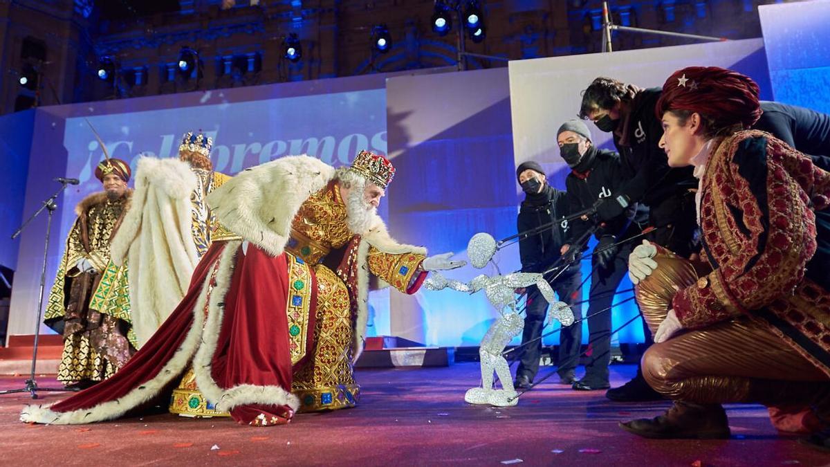 ¡Qué alegría! <a href="/VanssSanJose/">Vanessa San José</a> acaba de comentar en #CabalgataRTVE <a href="/rtve/">RTVE</a> la #accesibilidad de la #CabalgataMadrid2023 con audio descripción, relieve para el QR, lazo para bucle magnético, subtitulado en varios idiomas, varios ILSE y zona para PMR

Orgullo👑👑👑Feliz noche de Reyes!