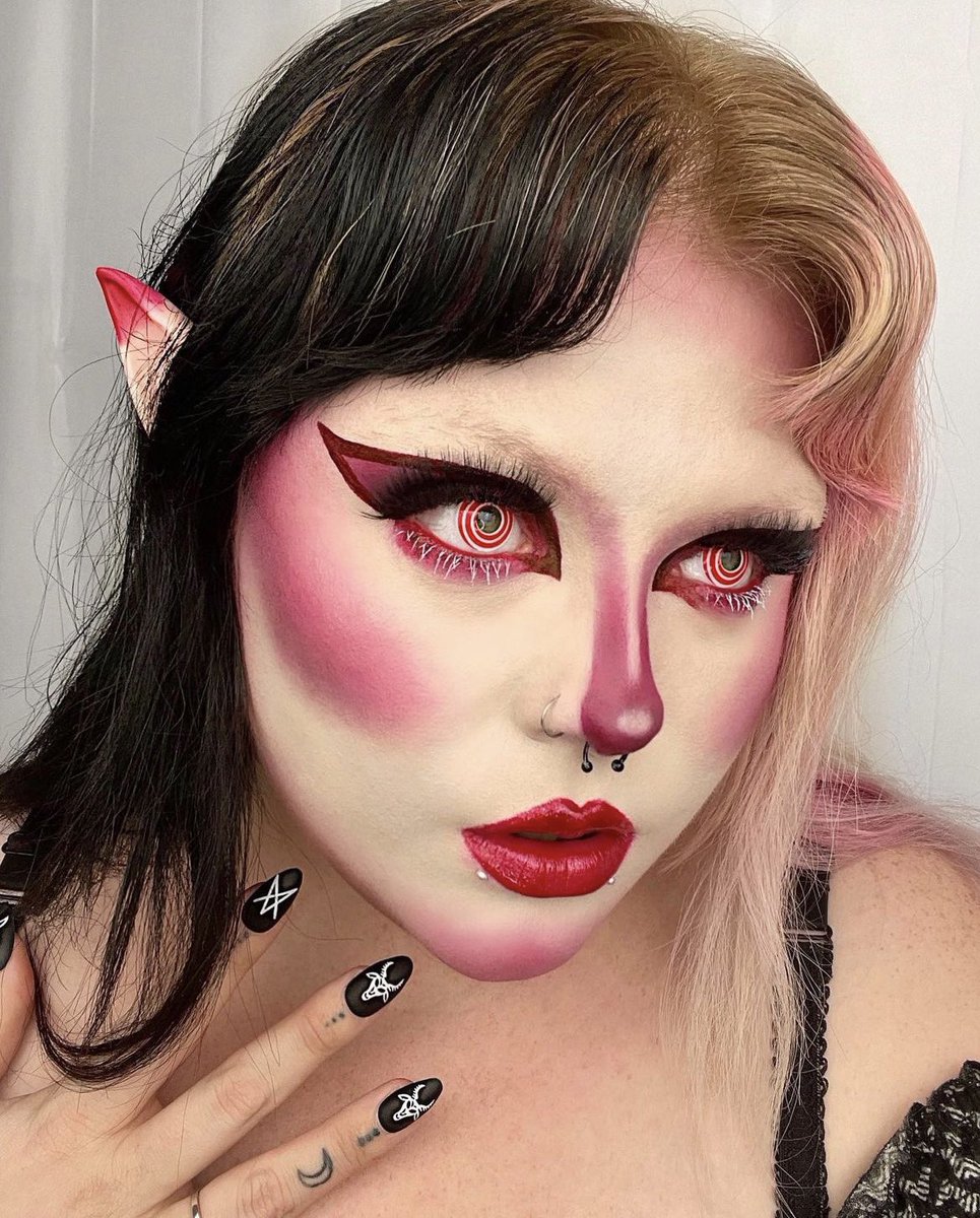 RaveNailz's tweet photo. 2022 might be over but we r NOT over these looks😍
@GoddessOfBees13 wearing the bad witch nailz🖤 https://t.co/YOnU85GPmV