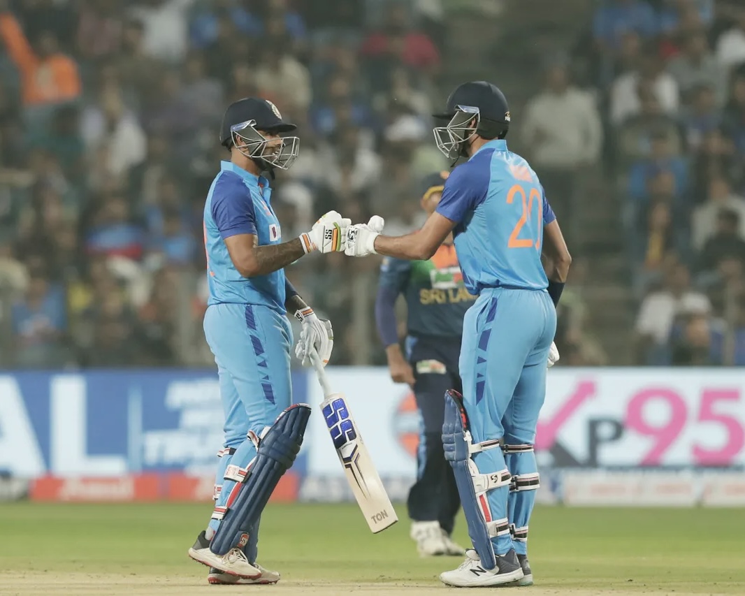 surya_14kumar's tweet photo. Great fight tonight 🇮🇳
We’ll bounce back in Rajkot 💪 https://t.co/vuWnjYnMlO