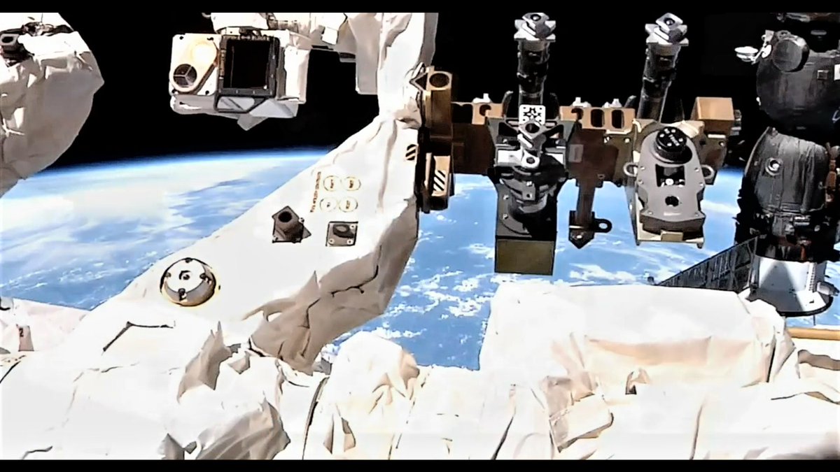 Next_Gen_Space's tweet photo. #Dextre is using the Robotic Micro Conical Tools #RMCT (There are 2 of it , on top pointing up) Here you see below: the 2 Robotic Micro Conical Tools = #RMCT Socket Extension Tool = #SET   Robotic Off-Set Tool = ROST 👇(Screenshot fr/ #HDev times) 
#ISS #ROBO #OPS https://t.co/LQWkeVhjkz