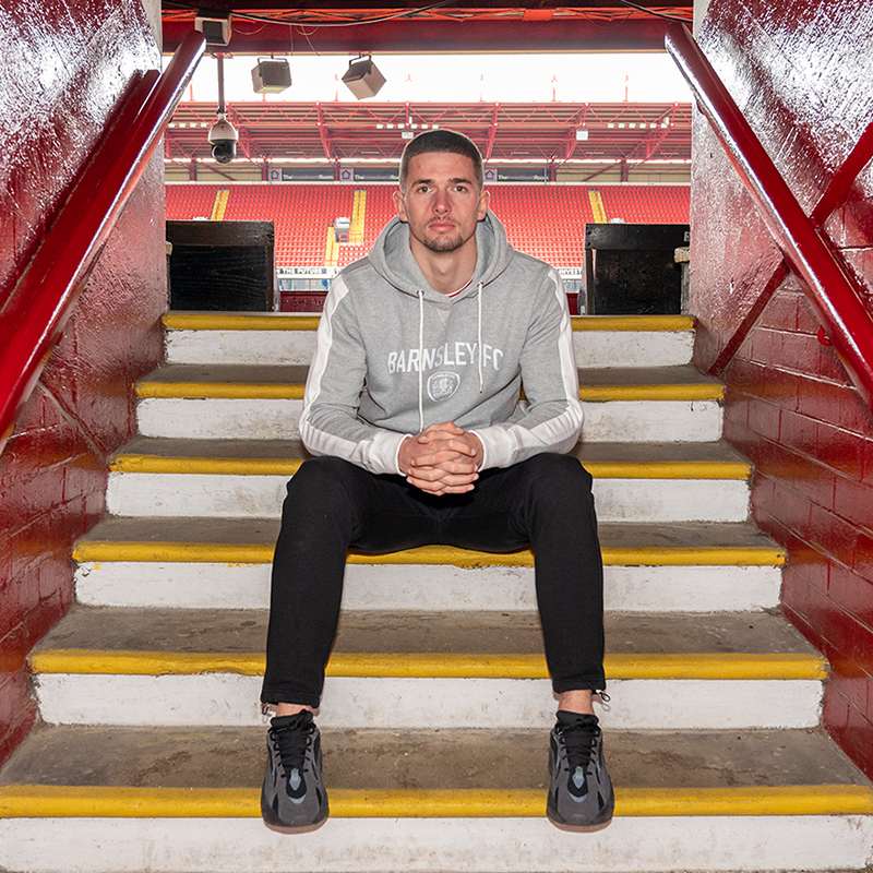 BarnsleyFC's tweet photo. 🤝 Welcome to Oakwell, @maxwatters!