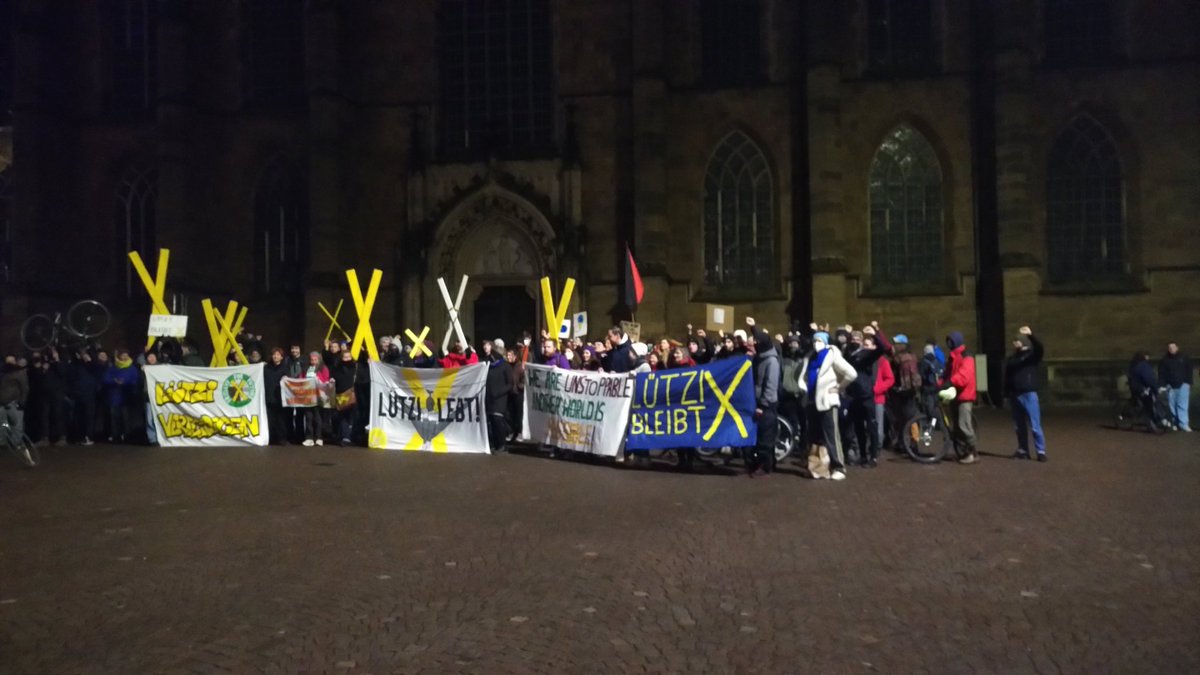 #AlleDörferbleiben
Solidarität nach #Lützerath und #Powertothepeople aus #Bremen