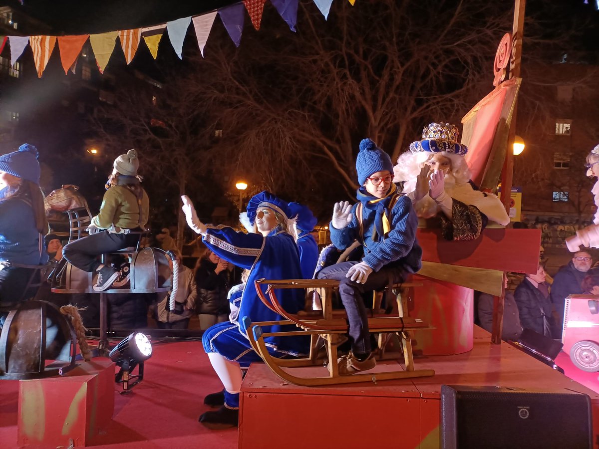 bdncom's tweet image. El Rei Melcior👑 ja està baixant per l'avinguda Juan Valera en la carrossa dedicada a la imaginació. Aquest any, a banda d'estar acompanyat pels patges, també hi ha nens a la carrossa. #Badalona #cavalcadabdn