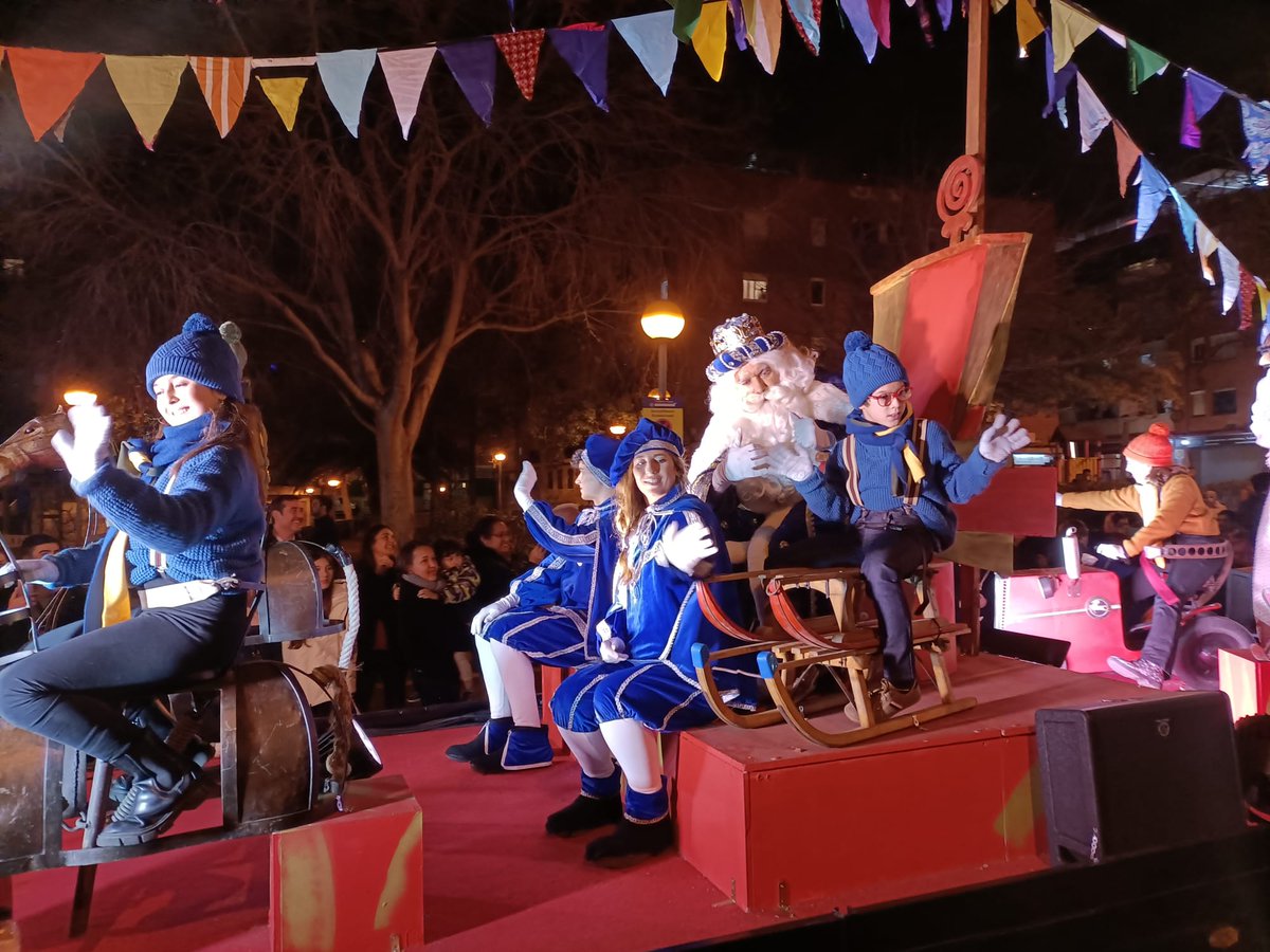 bdncom's tweet image. El Rei Melcior👑 ja està baixant per l'avinguda Juan Valera en la carrossa dedicada a la imaginació. Aquest any, a banda d'estar acompanyat pels patges, també hi ha nens a la carrossa. #Badalona #cavalcadabdn
