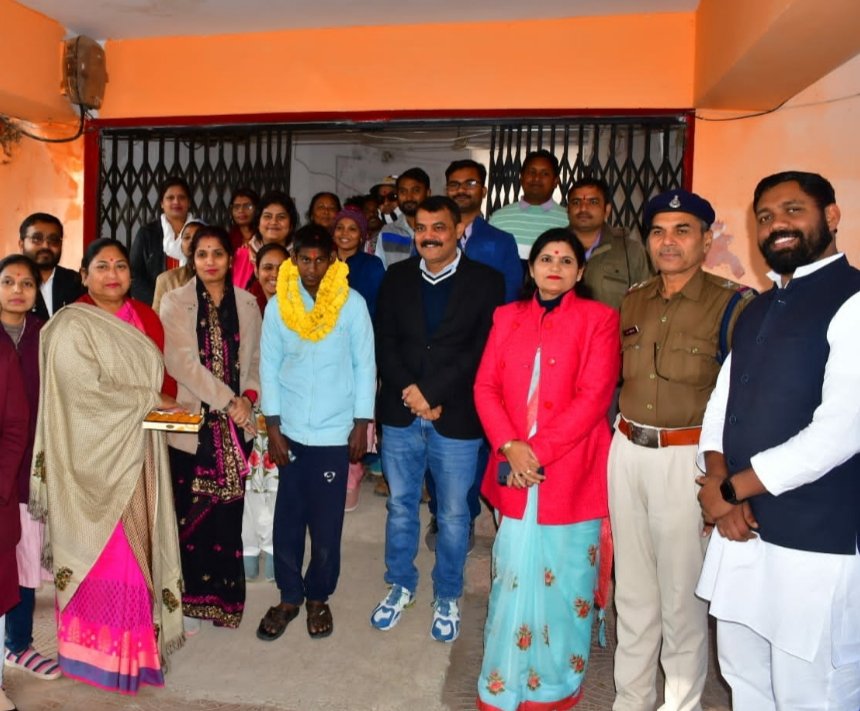 ChairpersonCWC's tweet photo. What a sense of delight. This gives me immense pleasure that a specially challenged child who was lost from his family is reunited after 4 years.
@CMMadhyaPradesh 
@JansamparkMP 
@mp_wcdmp @VDSharmaBJPMP @AnuragVermaIAS @SinghWcd https://t.co/eRPDNM7U7k