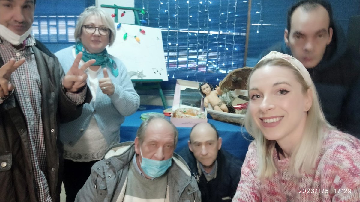 apaemsaludmen's tweet photo. En las delegaciones de @APAEMJAEN en Bailén, Linares y Martos, primero se han comido el tradicional Roscón y después a ver las Cabalgatas de Reyes... Hasta el Niño Jesús ha tenido su regalo!!! 😂🍬🍩🎉🎈🎁 Noche de alegría e ilusiones💚💚💚💚💚#SaludMental #ReyesMagos2023 https://t.co/WBOp2GDtXo