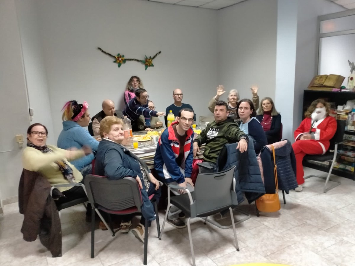 apaemsaludmen's tweet photo. En las delegaciones de @APAEMJAEN en Bailén, Linares y Martos, primero se han comido el tradicional Roscón y después a ver las Cabalgatas de Reyes... Hasta el Niño Jesús ha tenido su regalo!!! 😂🍬🍩🎉🎈🎁 Noche de alegría e ilusiones💚💚💚💚💚#SaludMental #ReyesMagos2023 https://t.co/WBOp2GDtXo