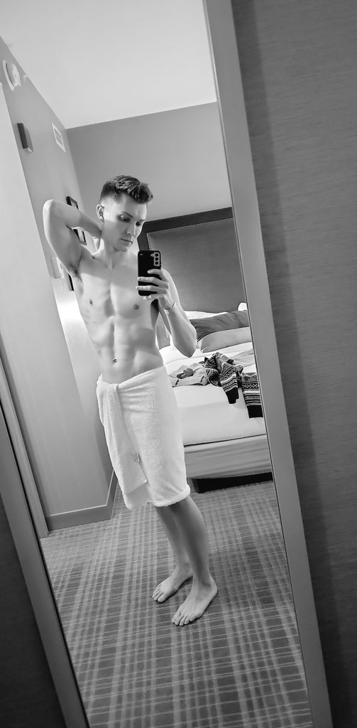 capitalconcon's tweet photo. Something about hotel mirrors... https://t.co/dasqAKo42T