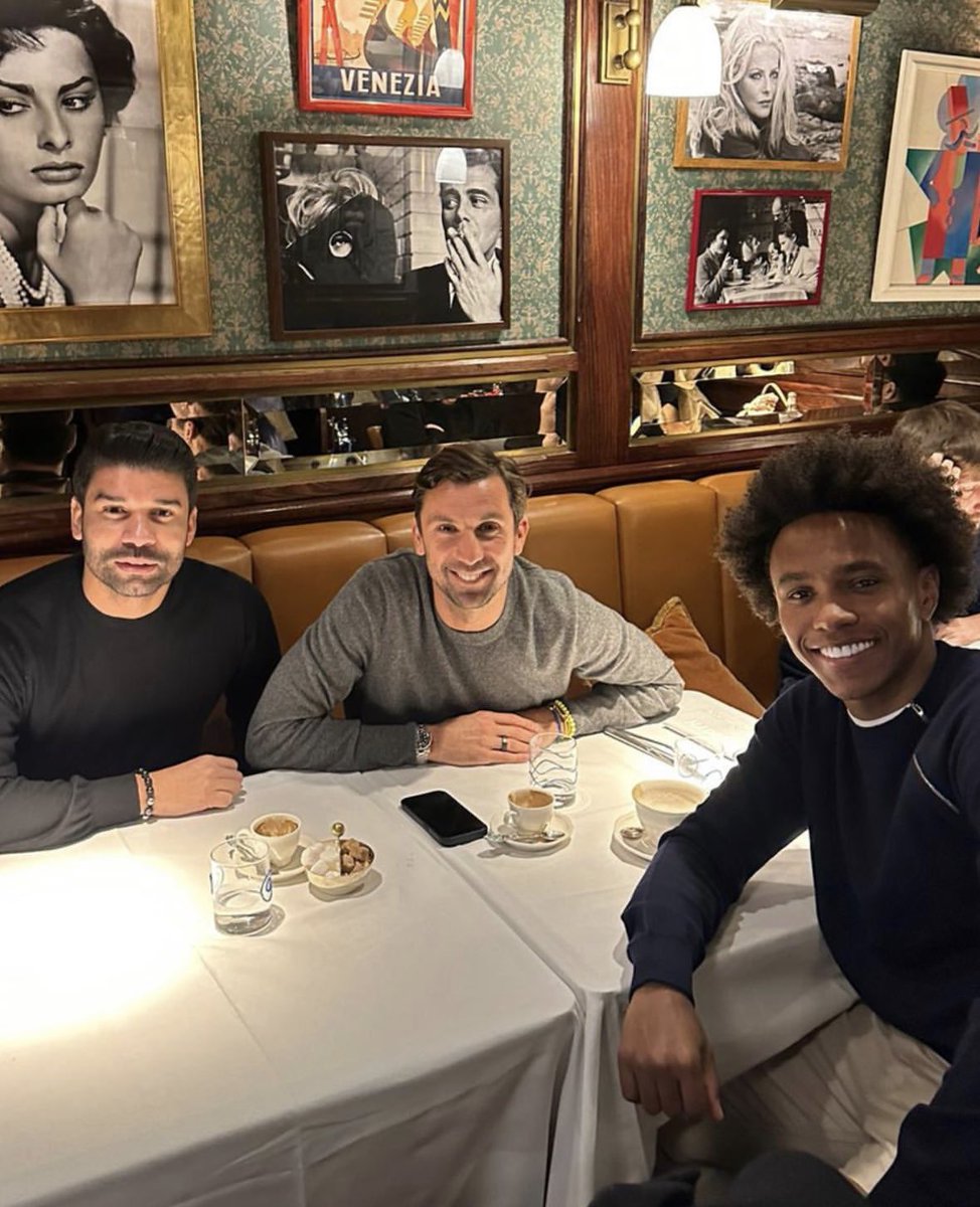 Here Shakhtar Donetsk director Darijo Srna in London where he will attend to Chelsea-City game. He was with Willian and Eduardo. 🇺🇦🇬🇧 #transfers Mykhaylo Mudryk deal has been and will be discussed in the next days again in England.