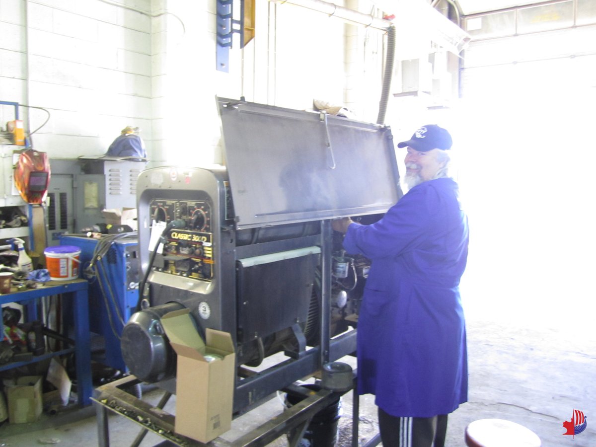 Throwing it back to 2004... we were still fixing your welders &amp; sending them back out the door 👋

Kristian Edmonton's Dale works on a <a href="/LincolnElectric/">Lincoln Electric</a> Classic 300D. Almost 20 years later, he's moved up the ranks to our Edmonton #WelderService Foreman! 

#lincolnwelders #lincoln