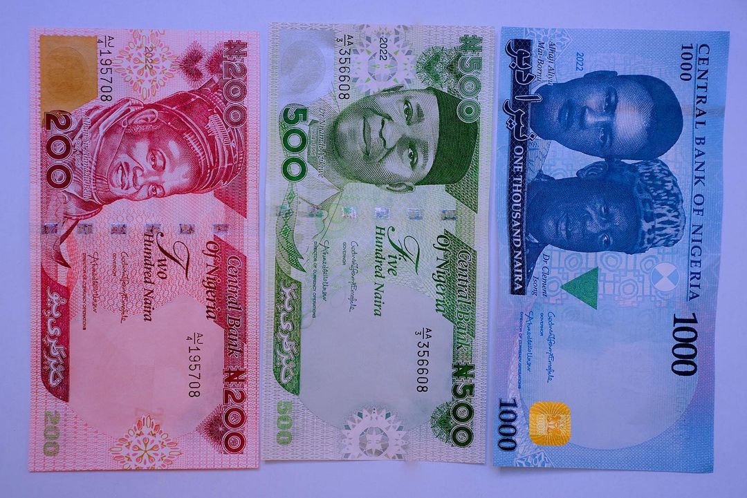 BloodyNigerian's tweet photo. I don't think this govt is serious with this newly redesigned naira notes. I'm hardly seeing the notes around, ATMs are not dispensing it and the artisans and market people are refusing to collect it. https://t.co/1MVdlGXBKy