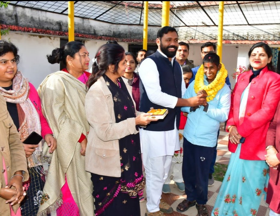 ChairpersonCWC's tweet photo. What a sense of delight. This gives me immense pleasure that a specially challenged child who was lost from his family is reunited after 4 years.
@CMMadhyaPradesh 
@JansamparkMP 
@mp_wcdmp @VDSharmaBJPMP @AnuragVermaIAS @SinghWcd https://t.co/eRPDNM7U7k