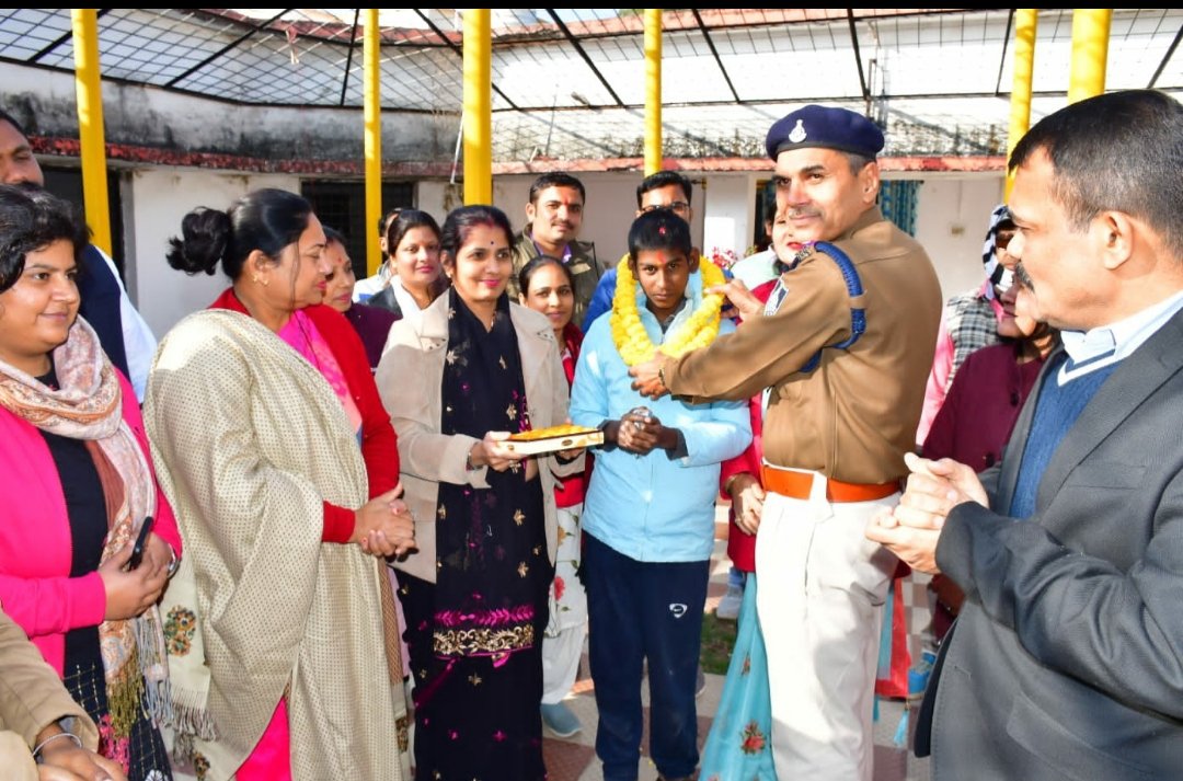 ChairpersonCWC's tweet photo. What a sense of delight. This gives me immense pleasure that a specially challenged child who was lost from his family is reunited after 4 years.
@CMMadhyaPradesh 
@JansamparkMP 
@mp_wcdmp @VDSharmaBJPMP @AnuragVermaIAS @SinghWcd https://t.co/eRPDNM7U7k