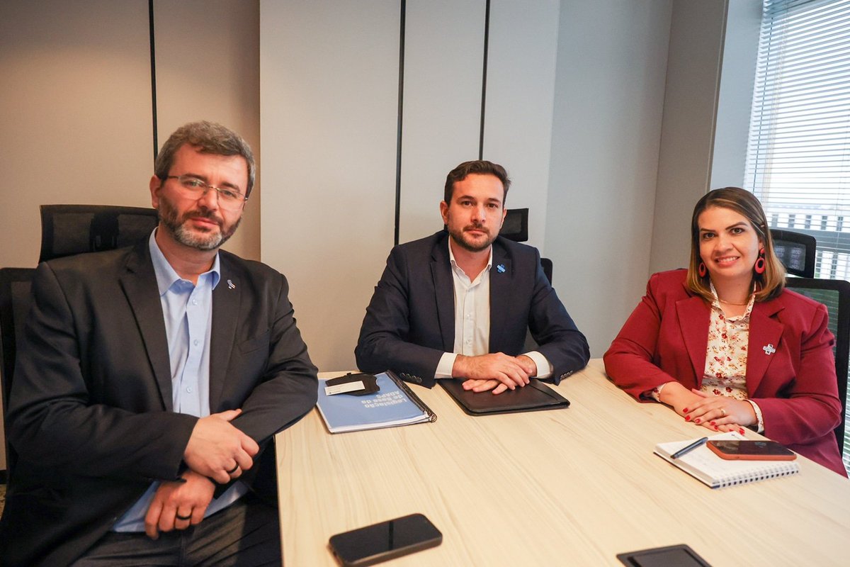 adapsbrasil's tweet photo. Primeira visita à Adaps do novo secretário de Atenção Primária à Saúde, do @minsaude. Nésio Fernandes (@dr_nesio) foi recebido pelo diretor-presidente da Agência, Alexandre Pozza, e pela diretora administrativa, Soraya Andrade. Reafirmou seu compromisso com a APS no Brasil. https://t.co/d5CQn1nt1f
