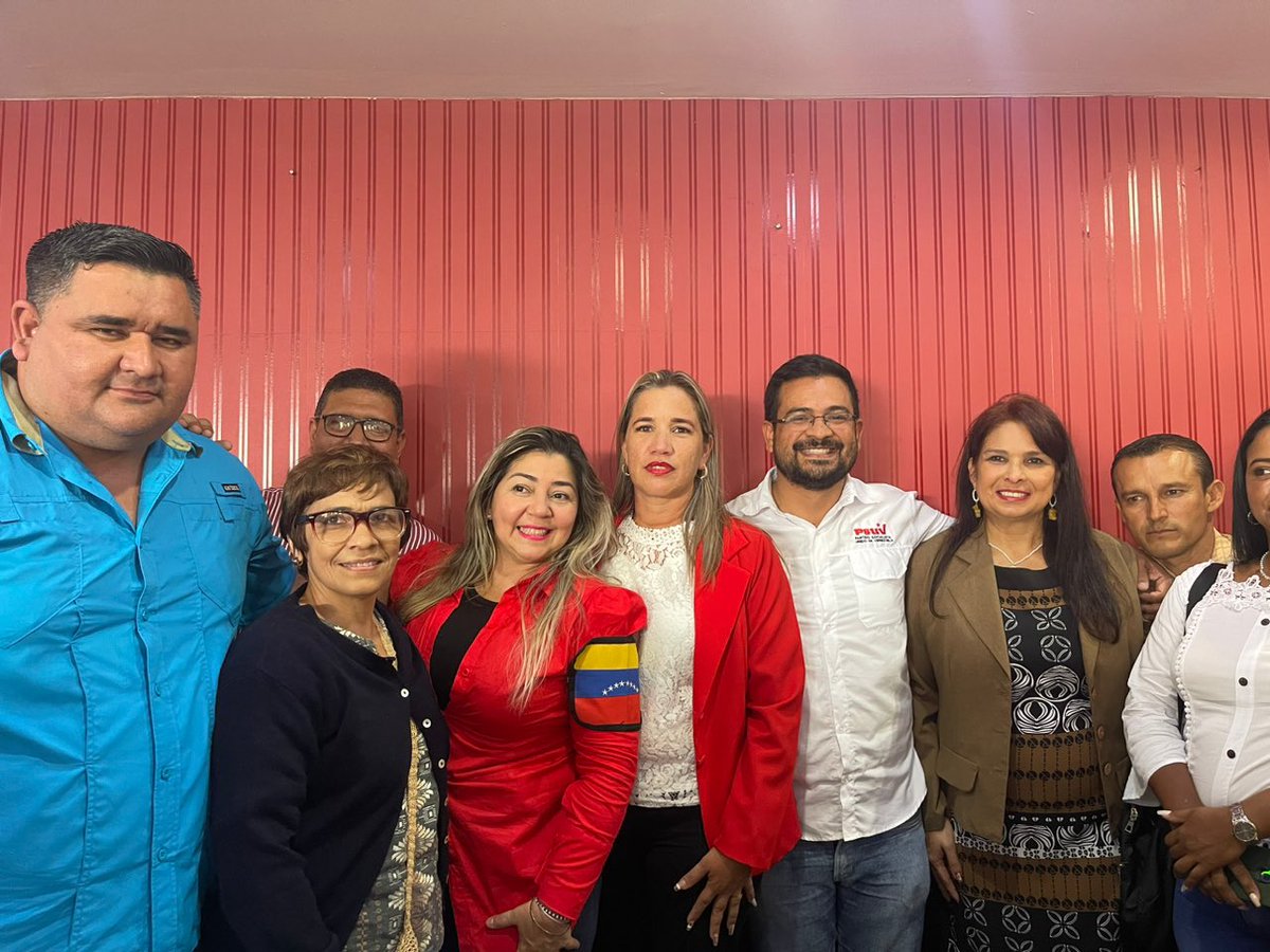 GobBoliv_Bnas's tweet photo. #Hoy es juramentada nueva directiva del Consejo Legislativo del estado  #Barinas.

¡Trabajo y más trabajo en este 2023!

#PsuvBarinas 
#AñoLegislativo2023 https://t.co/mUSzM2pNyZ