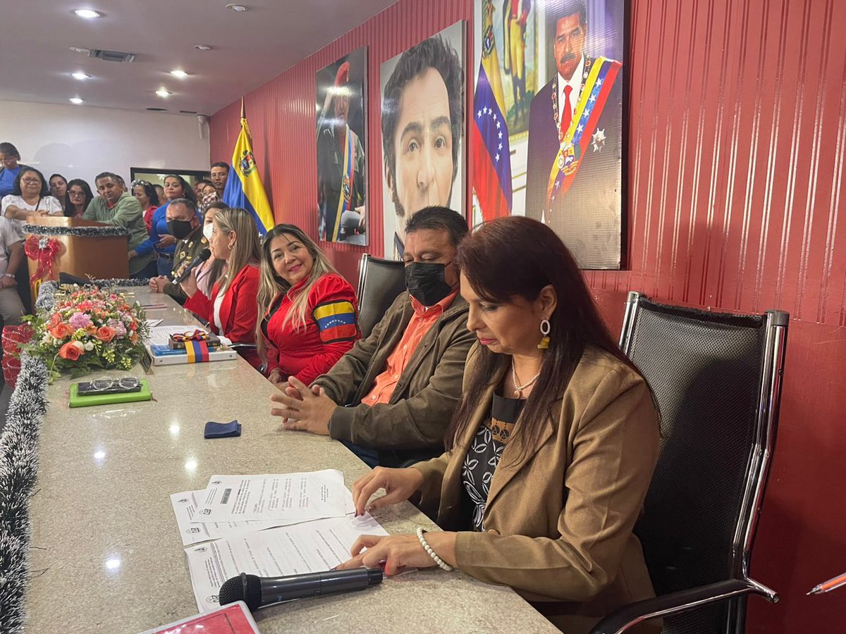 GobBoliv_Bnas's tweet photo. #Hoy es juramentada nueva directiva del Consejo Legislativo del estado  #Barinas.

¡Trabajo y más trabajo en este 2023!

#PsuvBarinas 
#AñoLegislativo2023 https://t.co/mUSzM2pNyZ