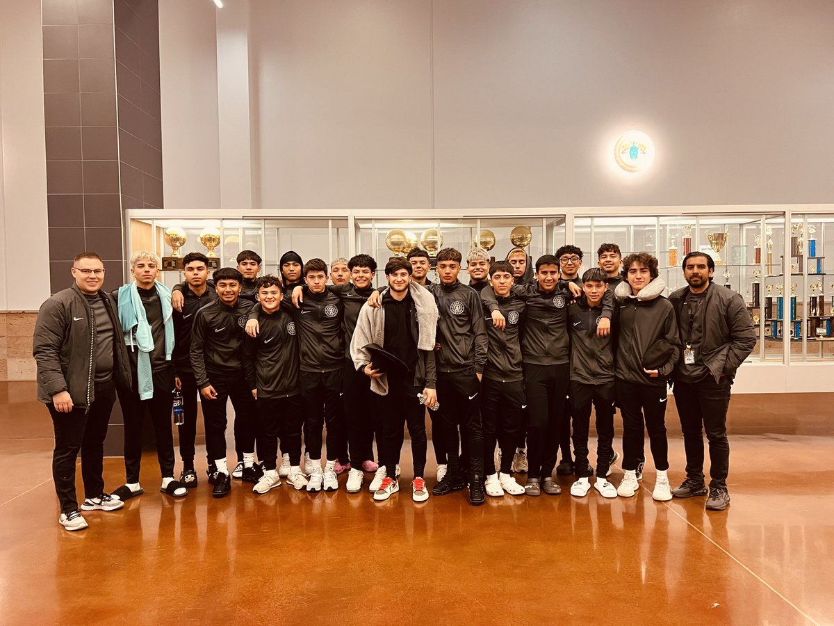 MGarcia_PHHS's tweet photo. Y nos vamos! Kick starting this year and our soccer season on the road to Houston for the Pearland Pasadena Cup Tournament. New year, new challenges. Ready for what’s ahead! Que comience lo bueno! 
@CLopez_PHHS @PHills_HS #RISE #TeamSISD https://t.co/JFNU51SbWg
