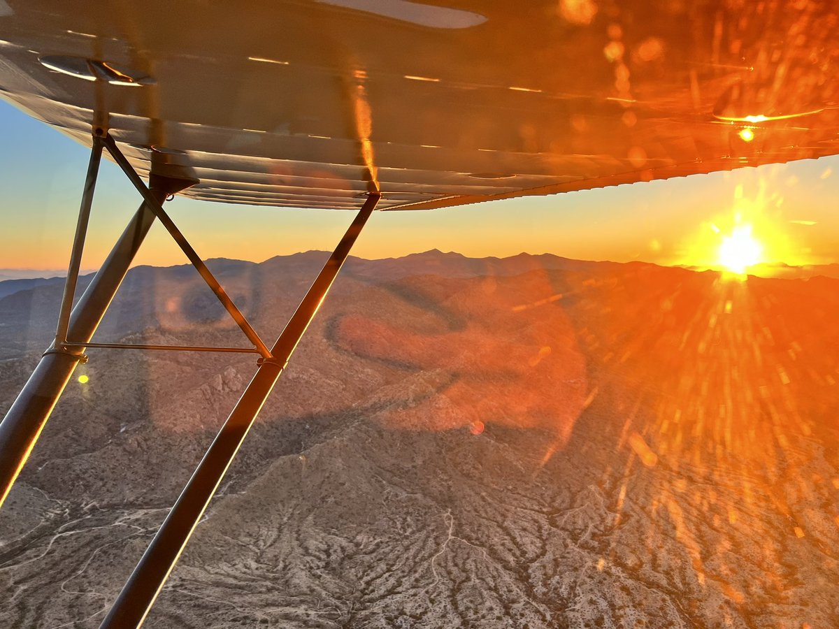 XylaFoxlin's tweet photo. Cruising altitude sunsets never get old https://t.co/NWt6j1bIVP