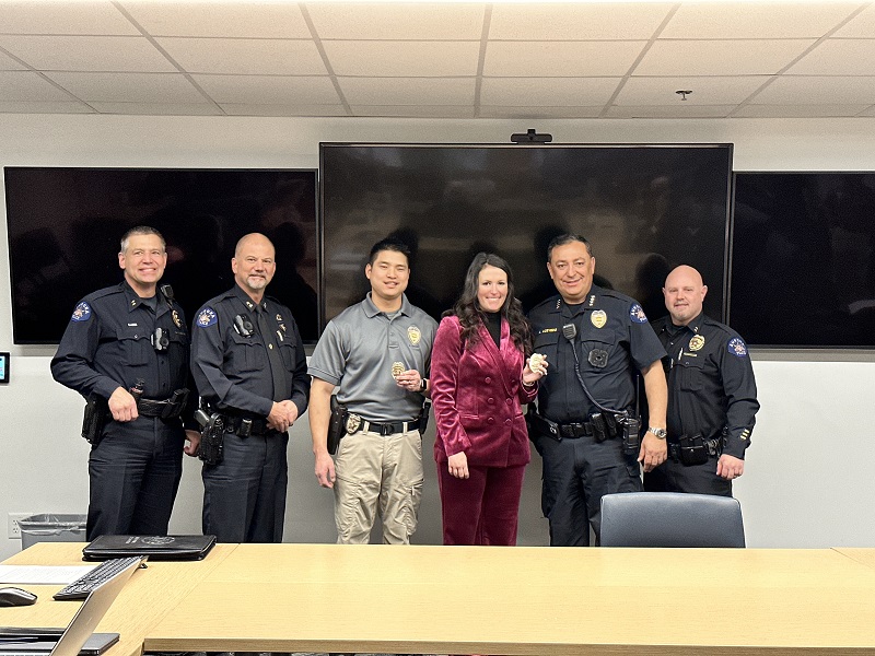 AuroraPD's tweet photo. Please join us in congratulating Molly Harris and Andrew Brown who were promoted Wednesday to the rank of agent. Andrew will be moving to General Investigations. Harris will now be working as a detective for the Major Crimes Homicide Unit. 

Congratulations again and good luck! https://t.co/srRtiwfn5u