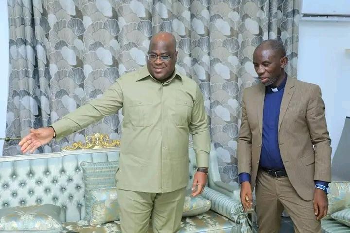 DavidNkelende's tweet image. Fidèle à lui-même @fatshi13
vient de recevoir  en audience l&apos;une de Star des réseaux sociaux.
@VitalKamerhe n&apos;aurait-il pas raison d dire le chef de l&apos;État aime bcp les réseaux ? on en déduit q le #sortant passe plus son temps sans les divertissements q dans la gest* de Républik