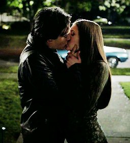 11 anos do primeiro beijo de Damon e Elena em TVD.