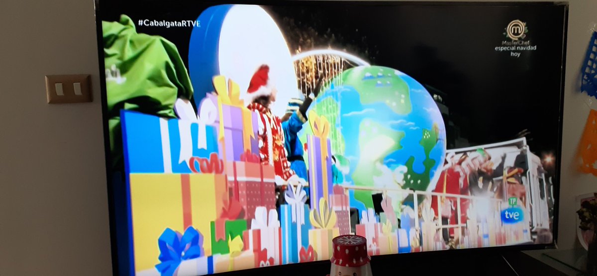 gabydeyaag's tweet photo. #CabalgataRTVE Venezolanas Antonela y Athenea Chile viendo la cabalgata de reyes por @rtve   gracias por transmitir tan lindas traiciones https://t.co/pKbrvVT1Lf