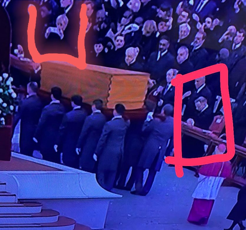 vidrih3's tweet photo. Nekateri državniki so se ob krsti papeža pokrižali, klečali, naša predsednica pa snema ....nespodobno! https://t.co/dqgS4wmpbw
