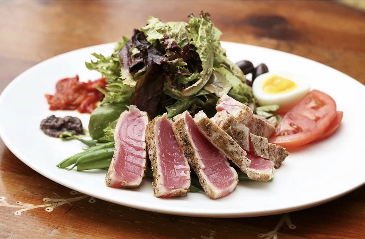 Lettuce eat a delicious salade niçoise! || 📸: simplybuckhead #healthyeating #salad #newyear