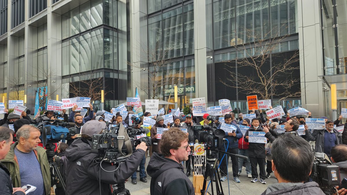 Look at this beautiful crowd of striking NYC Uber drivers. Do you hear us now Uber? 

#UberStrike #BoycottUber