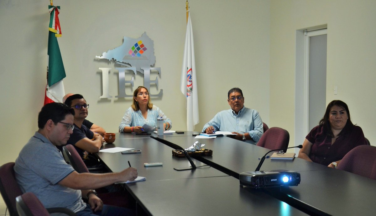 IEECOLIMA's tweet image. #AlMomento Coordinadores del @IEECOLIMA son capacitados por el @INEMexico para respaldar en los trabajos de cotejo documental y verificación del cumplimiento de requisitos de quienes participan por una plaza del #SPEN en #OPLE. Presente Consejera Presidenta y Consejero Electoral.