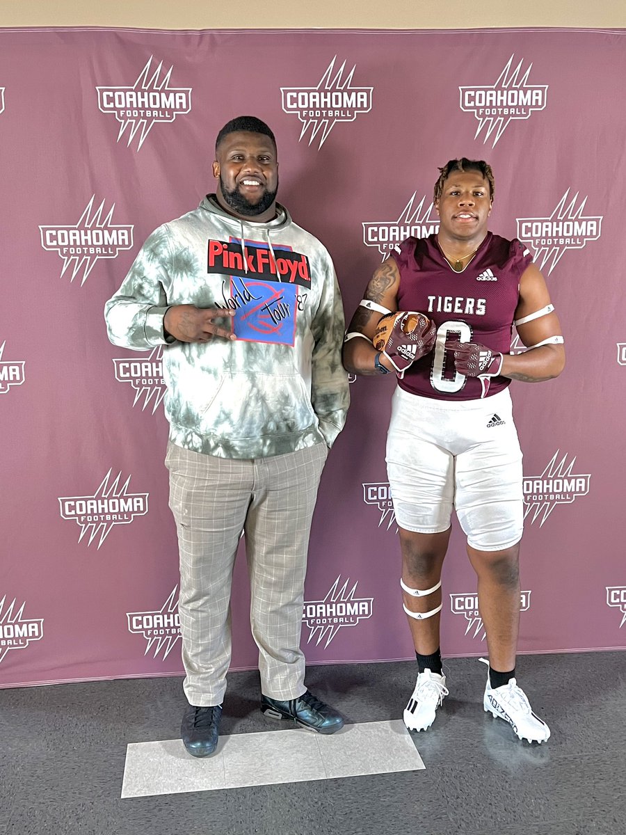 DevonBaskin2's tweet photo. Chasing a dream I love anit no looking back 🗣️🏈
Only way is 🆙 💯@WardChanning thanks for the visit 💪🏾🔥 https://t.co/OiYb8zdutq