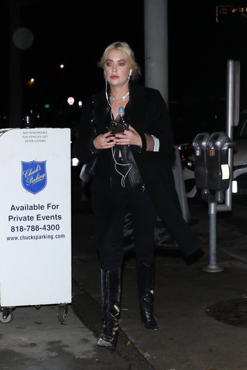 bbbrmidia's tweet photo. Ashley Benson chegando no The Craig's em Los Angeles terça-feira - 03 de janeiro. Mais fotos: https://t.co/Y0FeYBt8If https://t.co/aTGGhRmams