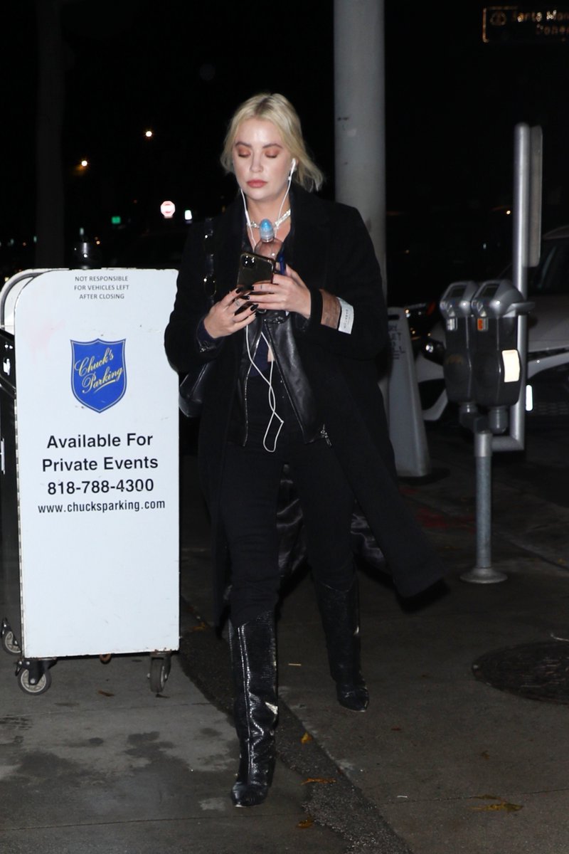 bbbrmidia's tweet photo. Ashley Benson chegando no The Craig's em Los Angeles terça-feira - 03 de janeiro. Mais fotos: https://t.co/Y0FeYBt8If https://t.co/aTGGhRmams