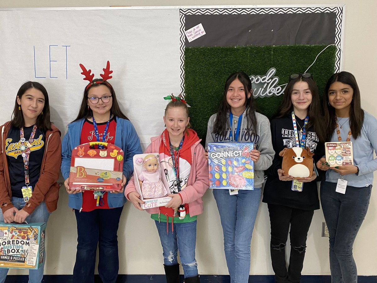 cynthia_vchavez's tweet photo. December was busy @EMS_Raiders 

STUCO meeting☑️ Holiday Hoopla☑️ Toy Drive☑️ Winter Welcome☑️ and a visit from the Grinch ☑️. #RaidersRiseUp  💙💛 #WeKeepRising https://t.co/ypV7FJqwyd