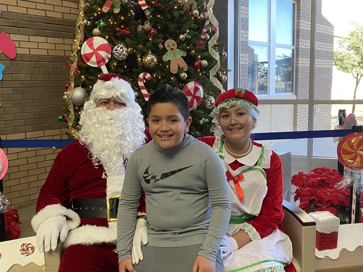cynthia_vchavez's tweet photo. December was busy @EMS_Raiders 

STUCO meeting☑️ Holiday Hoopla☑️ Toy Drive☑️ Winter Welcome☑️ and a visit from the Grinch ☑️. #RaidersRiseUp  💙💛 #WeKeepRising https://t.co/ypV7FJqwyd