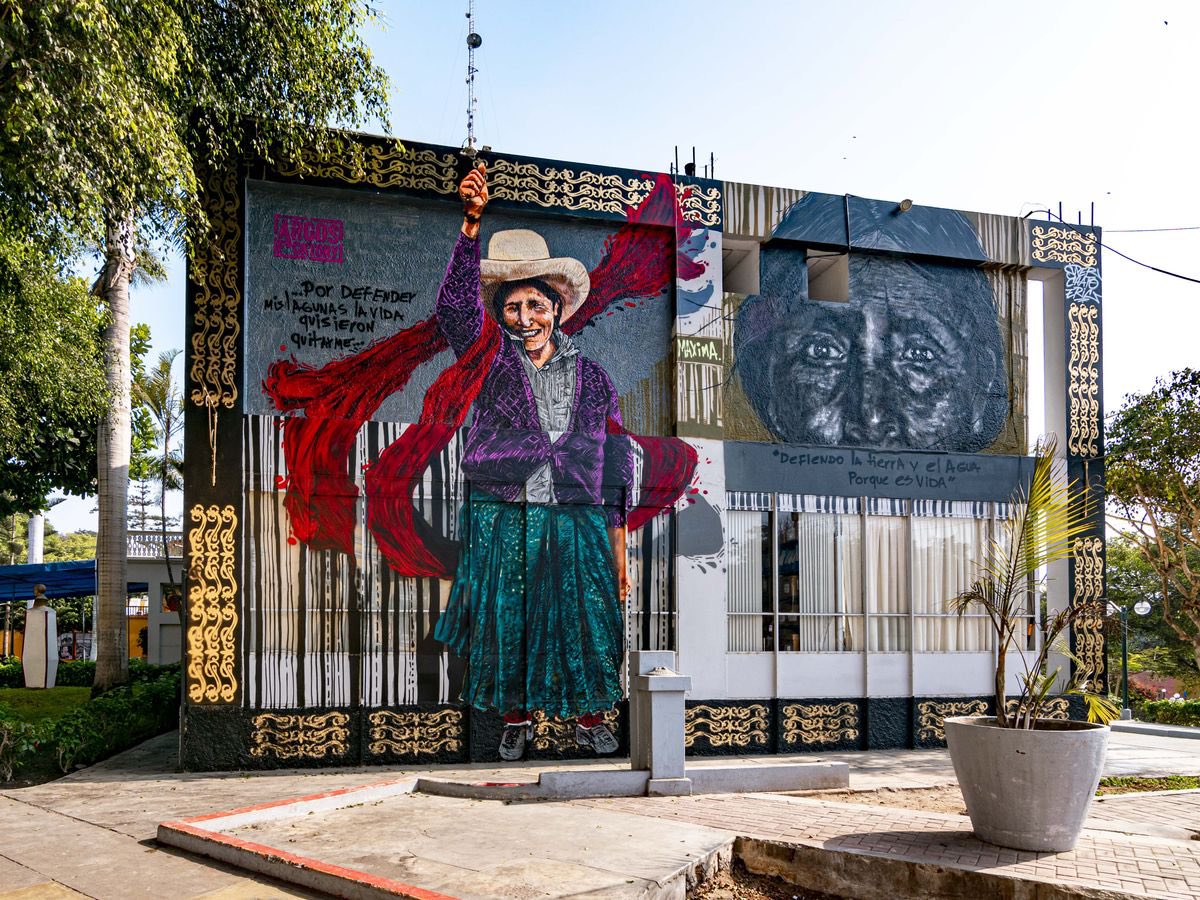 moraolivaresdmo's tweet photo. Barranco, el distrito cultural más emblemático. Hoy Jessica Vargas arranca su gestión eliminando uno de los murales más hermosos de la comuna. Tal vez porque Máxima Acuña es un emblema de la defensa de la tierra o xq la ola celeste 🌊 de @Renovacion_Peru desprecia el ornato. https://t.co/8N3stMJpWh