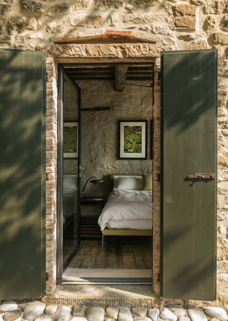 Sé que romantizamos demasiado a Italia, pero casas como esta en la Toscana lo hacen demasiado fácil. Rehabilitada tras más de 500 años desde su construcción, su esencia histórica perdura y su funcionalidad se adapta. Proyecto de Moho London y Matteo Fiorucci de Arco studio.