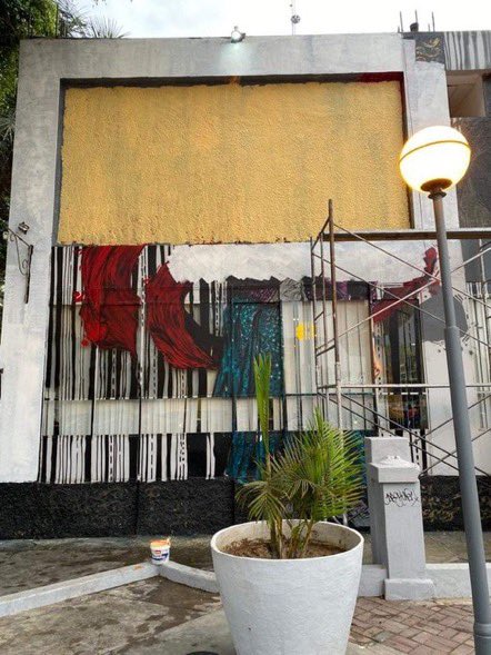 julioarbizu's tweet photo. Vivo en Barranco y una de las cosas que más me gusta del distrito es la cantidad de murales en sus calles. Uno de los más bellos era el de Máxima Chaupe, la heroína que se enfrentó al poder. Desde ese poder la nueva alcaldesa borró el mural, pero su estupidez no podrá con Máxima https://t.co/g9dZuSN9HX